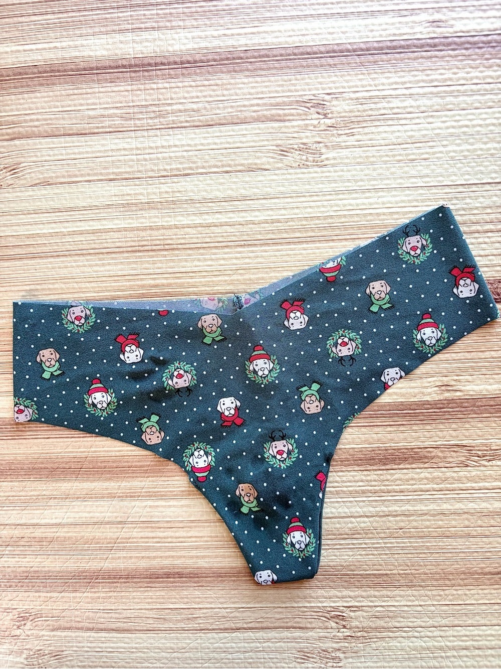 Victoria's Secret PINK holiday-themed thong w/ a festive "Deep Forest" dog print